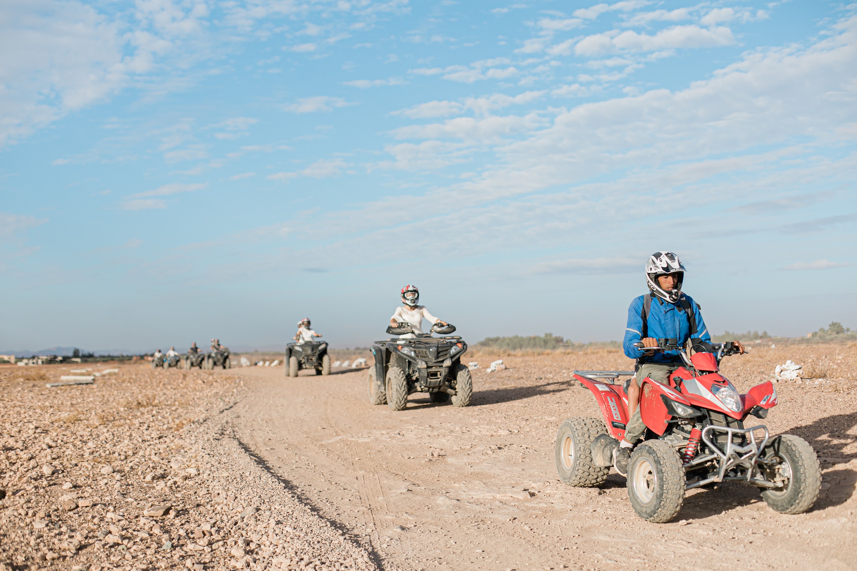 Groupe en quad sur les pistes de pierre du désert d'Agafay en fin d'après-midi