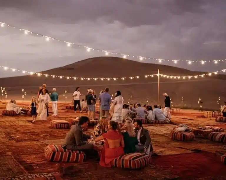 Tavolo di compleanno apparecchiato in privato in un campo del deserto di Agafay vicino a Marrakech